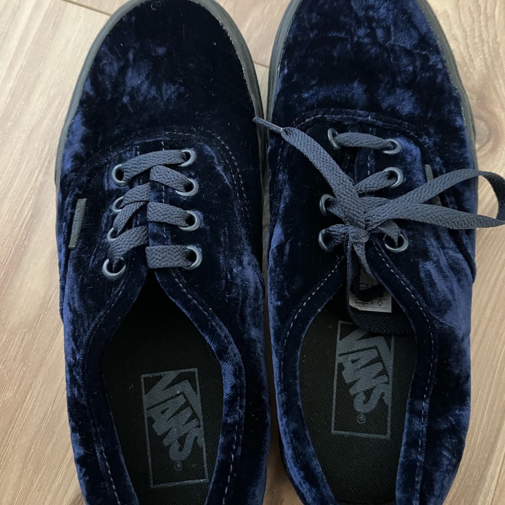 Velvet Van’s Authentic - Picture 3 of 3